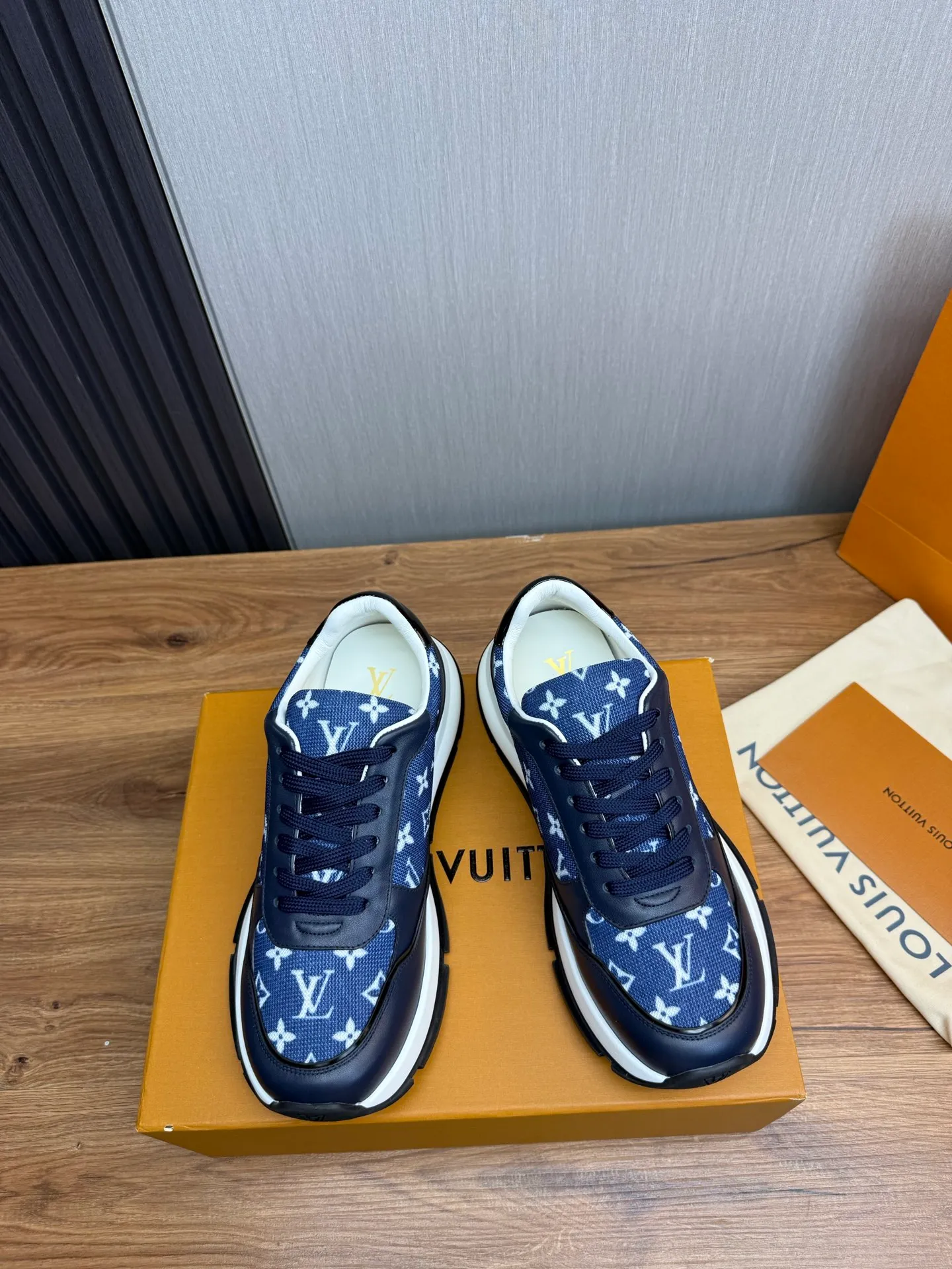 Men's shoes 💰800💰 LOUIS VUITTON [Luden Yiwei] Brand new trendy Lv is on the market 🎁, casual and fashionable men's shoes 👟Original 1:1 shipment✅ The upper is made of imported brand leather + cowhide lining, the original wear-resistant rubber outsole, the version is simple and elegant, exclusive for trendy men. 38-44 (customized at 38.45)